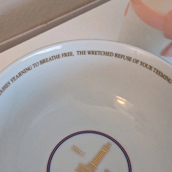 AVON VTG Statue Liberty Bowl 1985 Ceramic Torch Flame  Wood Base Commemorative - Picture 7 of 10